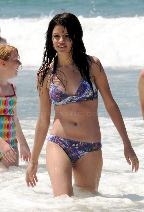 selena-gomez-bikini-01.jpg
