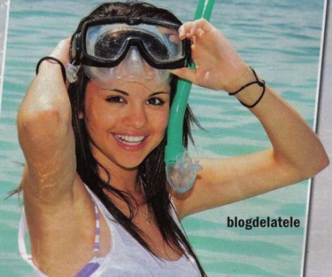 selena-gomez-bikini-pr-logoh.jpg